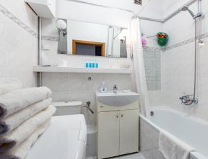 un bagno con lavandino, WC e vasca di Marina Harmony Apartment by BookingHost a Gdynia Altre 14 foto