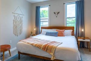 Katil atau katil-katil dalam bilik di 2 King Beds - Free Parking - BBQ - Arcade - Patio