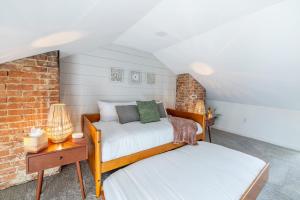 Katil atau katil-katil dalam bilik di 2 King Beds - Free Parking - BBQ - Arcade - Patio