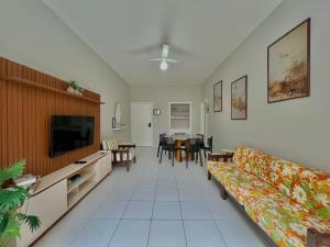 Televisyen dan/atau pusat hiburan di Apto Guarujá beira-mar com Wi-Fi e ar-condicionado