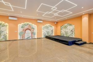 une grande pièce avec un lit au milieu dans l'établissement Collection O Lorven Grand, à Visakhapatnam