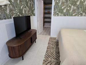 Μια τηλεόραση ή/και κέντρο ψυχαγωγίας στο Sun and Palms - Tropical Forest Designer Apartment +32 φωτογραφίες