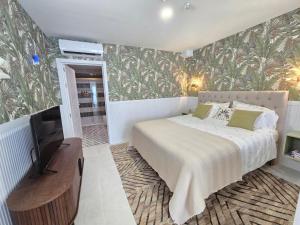 Ένα ή περισσότερα κρεβάτια σε δωμάτιο στο Sun and Palms - Tropical Forest Designer Apartment