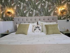 Ένα ή περισσότερα κρεβάτια σε δωμάτιο στο Sun and Palms - Tropical Forest Designer Apartment