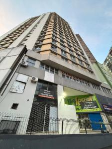 阿雷格里港APARTAMENTO CENTRO, SANTA CASA, UFRGS, UFCSPa的一座高高的建筑,设有窗户和栅栏