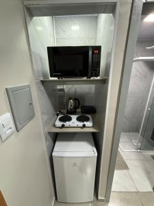 阿雷格里港APARTAMENTO CENTRO, SANTA CASA, UFRGS, UFCSPa的带微波炉和炉灶的小厨房