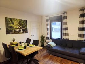 a living room with a table and a couch at Ferienwohnung zum Backstübchen in Altenrode