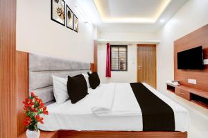 ShamsgarhにあるHotel O Shri Vinayakの大きなベッドとテレビのある寝室