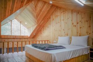เตียงในห้องที่ North Deodar Resort, Kasol