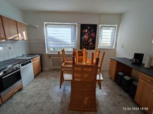 a kitchen with a table and chairs in it at Dreibettzimmer mit Gemeindschaftsbad in Vlotho