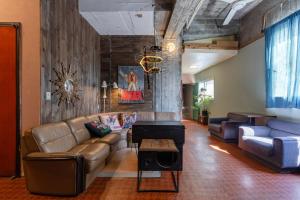 Posezení v ubytování noctarium - A Private Cinema Hotel + 56 fotografií