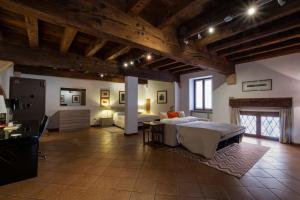 a large room with two beds and a kitchen at Diaz 18 in Verona