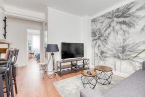 Μια τηλεόραση ή/και κέντρο ψυχαγωγίας στο Appart Cosy 4 Personnes - Parking Gratuit - Centre Paris 15 min Metro 4