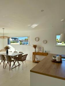 een keuken en eetkamer met een tafel en stoelen bij Port-Manech', Maison avec piscine - Plages à pied in Kermen