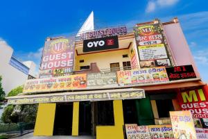 een gebouw met een hoop borden erop bij Hotel O MI GUEST HOUSE in Bilāspur