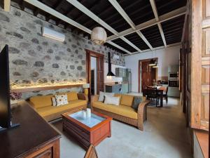 a living room with two couches and a table at Casa Federico & Manuela – Piscina Climatizada in Mogán