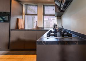 a kitchen with a stove and a counter top at Hanzestekje Harderwijk in Harderwijk