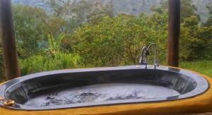 eine Badewanne mit einem Wasserhahn vor dem Fenster in der Unterkunft Glamping Cabaña el Porvenir 10601 in Manta + 27 Fotos