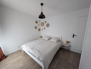 En eller flere senge i et værelse på Maison avec jardin Reims proche centre + 4 billeder