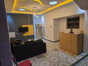 a living room with a couch and a tv at SUITE RESIDENCE TERANGAWALo in Richard Toll