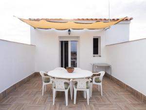 a dining room with a white table and chairs at Casa Lucas Andrew in El Buitrón