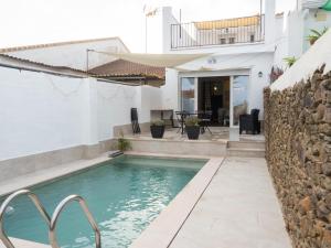 a swimming pool in front of a house at Casa Lucas Andrew in El Buitrón