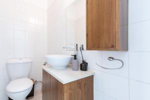 ニコシアにあるSunny & Stylish City Centre Livingのトイレと洗面台付きのバスルーム