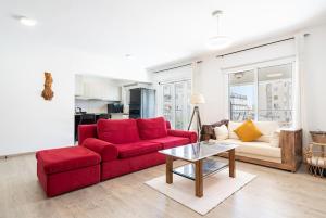 ニコシアにあるSunny & Stylish City Centre Livingの赤いソファとテーブルのあるリビングルーム