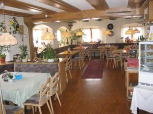 ein Esszimmer mit Tischen und Stühlen in einem Restaurant in der Unterkunft Landgasthof zur Post in Heiligenberg