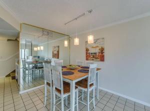 a kitchen and dining room with a table and chairs at Beach Haven-4 min walk to the beach, dog friendly in Clearwater Beach +12 photos