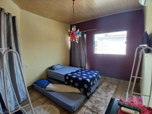 a bedroom with two beds and a chandelier at Casa em Belém Para a COP 30 in Belém