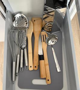 キェルツェにあるSmart Apartのたくさんの台所用品が入った引き出し