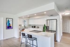 Imagen de la galería de Home Less Than 2 Mi to Hallandale Beach and Boat Rentals, en Hallandale Beach