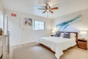 Ένα ή περισσότερα κρεβάτια σε δωμάτιο στο Home Less Than 2 Mi to Hallandale Beach and Boat Rentals