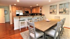 Una cocina y un comedor con mesa y sillas de madera. en Sands Of Time, en Cape May