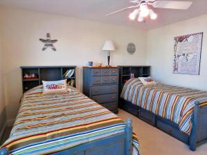 Un dormitorio con dos camas y una cómoda. en Sands Of Time, en Cape May