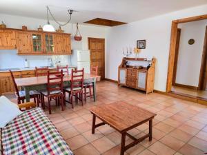 a kitchen and dining room with a table and chairs at VV Casa Matilde "by henrypole home" in Valsequillo