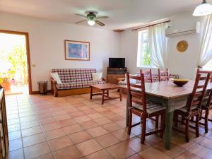a living room with a table and chairs and a couch at VV Casa Matilde "by henrypole home" in Valsequillo