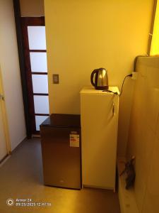 アレキパにあるCasa Puente Bolognesiの上にケトルが置かれた小型冷蔵庫