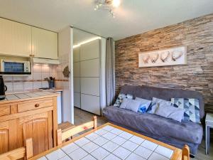 Kuchyň nebo kuchyňský kout v ubytování Studio rénové au centre de Flaine avec balcon pour 5 personnes - FR-1-425-154