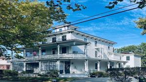 une maison blanche avec un drapeau américain dessus dans l'établissement The Belvedere Unit 2C, à Cape May