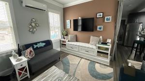 un salon avec un canapé et une télévision à écran plat dans l'établissement The Belvedere Unit 2C, à Cape May