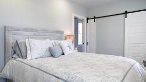 - une chambre blanche avec un lit et une porte dans l'établissement The Belvedere Unit 2C, à Cape May