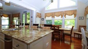 eine Küche und ein Esszimmer mit Tisch und Stühlen in der Unterkunft 320 Knox Avenue, Cape May Point in Cape May Point