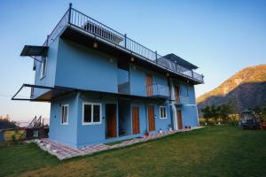una casa con una collina sullo sfondo di Pahadi Aangan - A Boutique Villa By Shivaneel Hospitality a Kota Bāgh