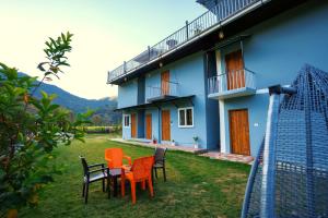 un tavolo e delle sedie davanti a una casa di Pahadi Aangan - A Boutique Villa By Shivaneel Hospitality a Kota Bāgh Altre 31 foto