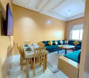 Μια τηλεόραση ή/και κέντρο ψυχαγωγίας στο Hassan Apartment - Ideal for Riders, Free Garage Parking Included