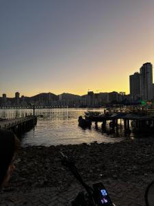 Una vista de un puerto con barcos en el agua. en Residencial Lara 4, en Itapema