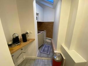 Una pequeña cocina con fregadero y estufa. en Zola Saint Ouen, en Saint-Ouen 18 fotos más