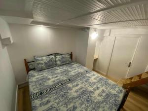 1 dormitorio pequeño con 1 cama y armario en Zola Saint Ouen, en Saint-Ouen